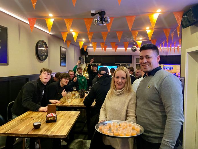 De Nederlandse eigenaars Kristel en Justin van JKD Café in Oostmalle serveren gratis oranje shots bij ieder doelpunt van Nederland op het WK
