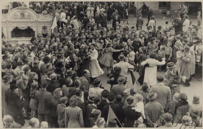 De Varkensmarkt tijdens de bevrijding van Amersfoort, op 7 mei 1945: de menigte danst op de klanken van het draaiorgel van Teus Dreuning.