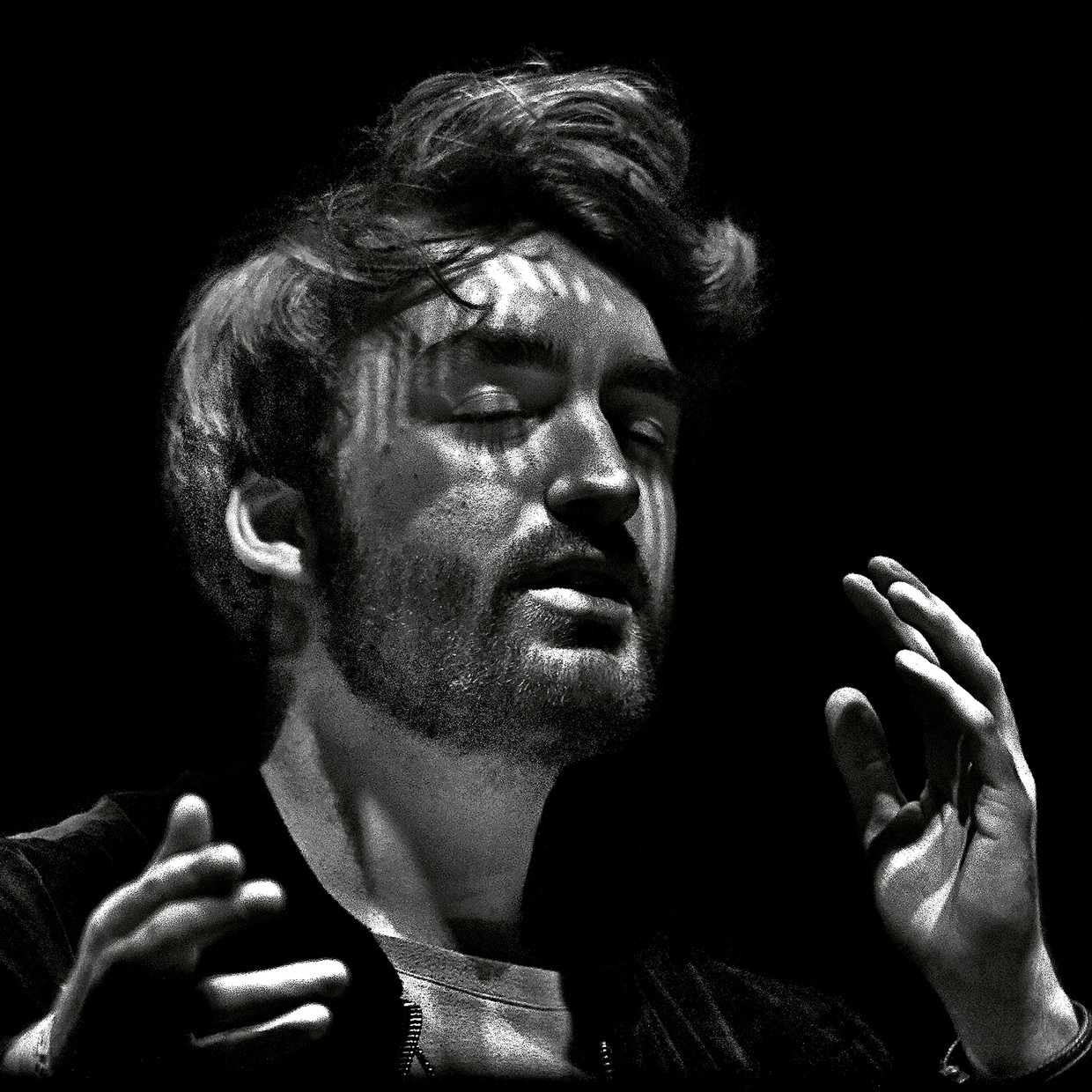 ‘Een haast een religieuze foto van Oliver Heldens, zoals hij beweegt met zijn vingers.’ Beeld Claude Vanheye