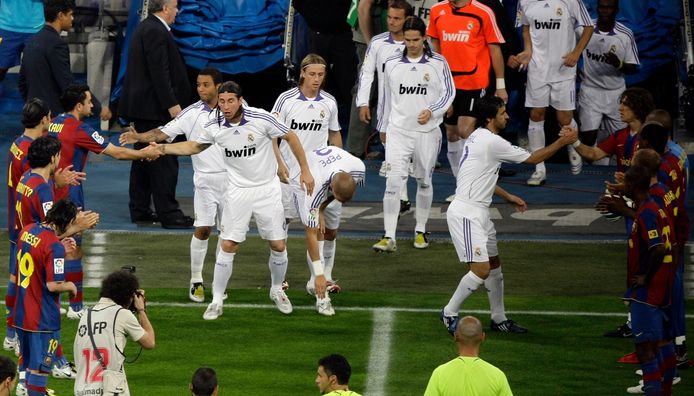 2008: De spelers van Barcelona feliciteren rivaal Real bij het betreden van het veld met het behaalde kampioenschap.