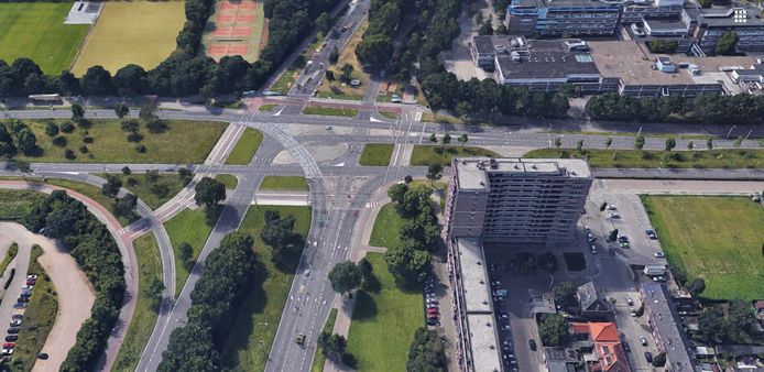 De kruising Kennedylaan-Ring in Eindhoven wordt nu 'bekeken' door vijf slimme camera's. Rechts de Onze-Lieve-Vrouwestraat, links de Insulindelaan.