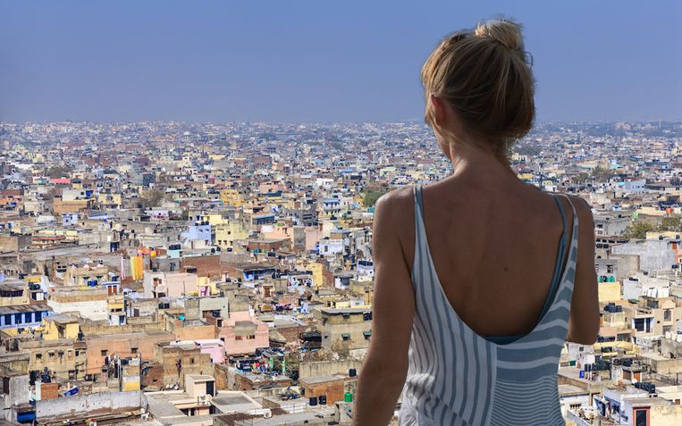 Een Belgische toeriste (niet de vrouw op de foto) was na één dag in New Delhi zò gedegouteerd dat ze het eerste vliegtuig terug naar ons land nam.