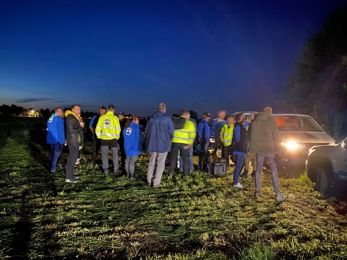 Ruim zeventig leden van het Veteranen Search Team hielpen met zoeken. Ook de WhatsAppgroep Kootwijkerbroek en andere vrijwilligers hielpen politie en brandweer.