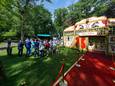De spiegeltent staat weer in het park bij Kasteel Stapelen. Het Wereldkoor verzorgde het eerste optreden van dit seizoen.