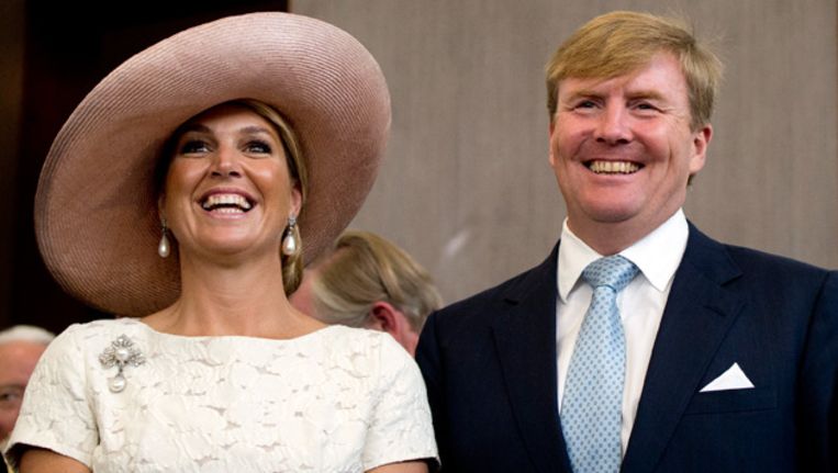 koningspaar op foto in badkleding in argentijns blad het parool