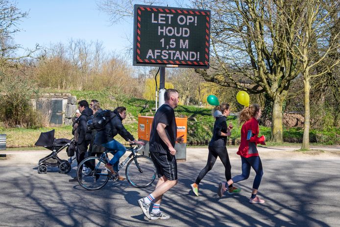 Door drukte is het vaak lastig om anderhalve meter afstand tot elkaar te bewaren, zoals hier in Amsterdam.