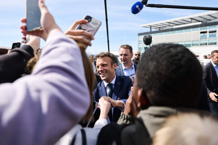 De Franse president Emmanuel Macron (La République en Marche) groet inwoners van Le Havre op campagne in de havenstad.  Beeld AFP
