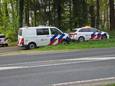 De politie heeft het fietspad langs de Ritzemabosweg in Wageningen afgesloten en doet onderzoek naar het ongeluk.