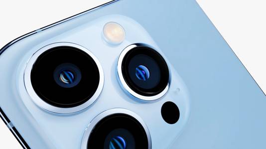 De iPhone 13 Pro in een nieuw kleurtje: Sierra blauw.