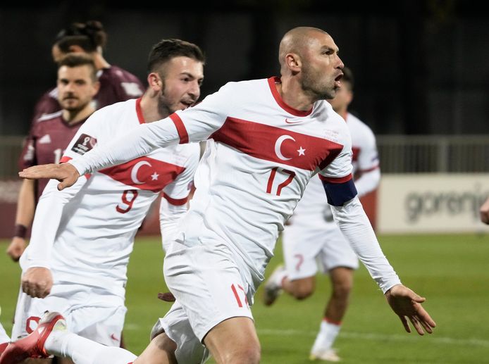 Turkije won door een late penalty met 1-2 van Letland.