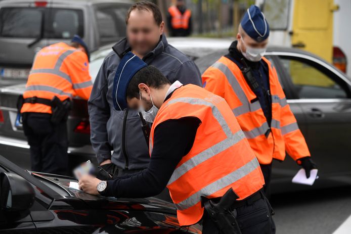 Beeld van 14 april 2020. Verscherpte politiecontroles in Brussel in verband met de lockdown.