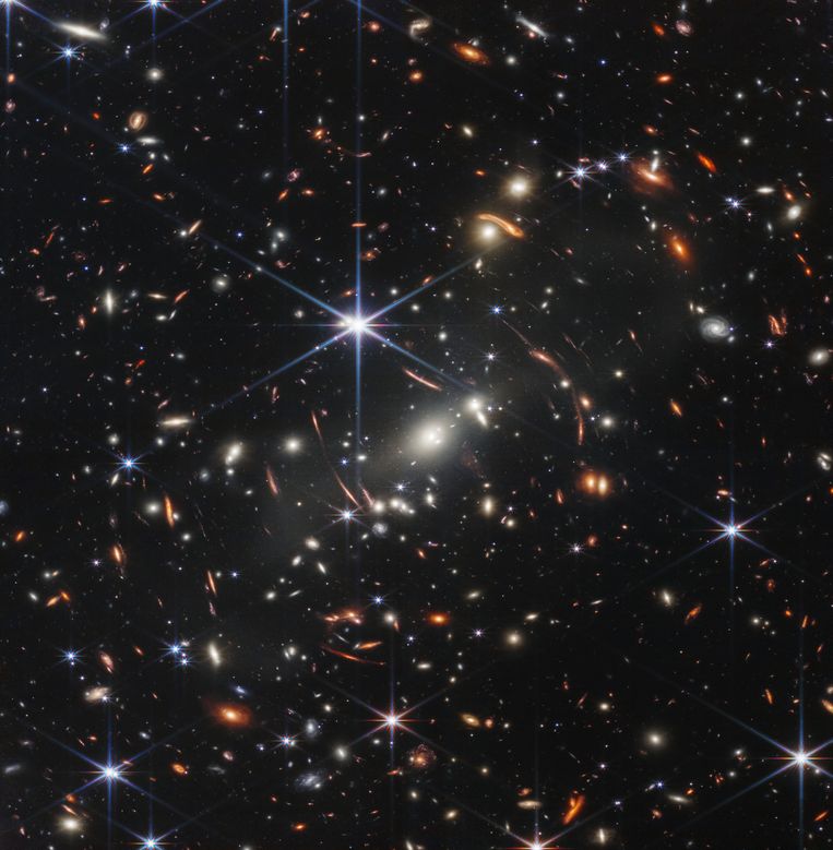 Overzichtsbeeld van ruimtetelescoop James Webb. Dit diepe beeld van het heelal toont verschillende zeer jonge, ver weggelegen sterrenstelsels.  Beeld AP