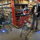 Niet door winkelwagentjes, maar door paaseitjes houden mensen afstand in de supermarkt