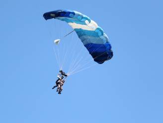 Nederlandse parachutisten raken verstrengeld tijdens sprong in Diest en storten neer