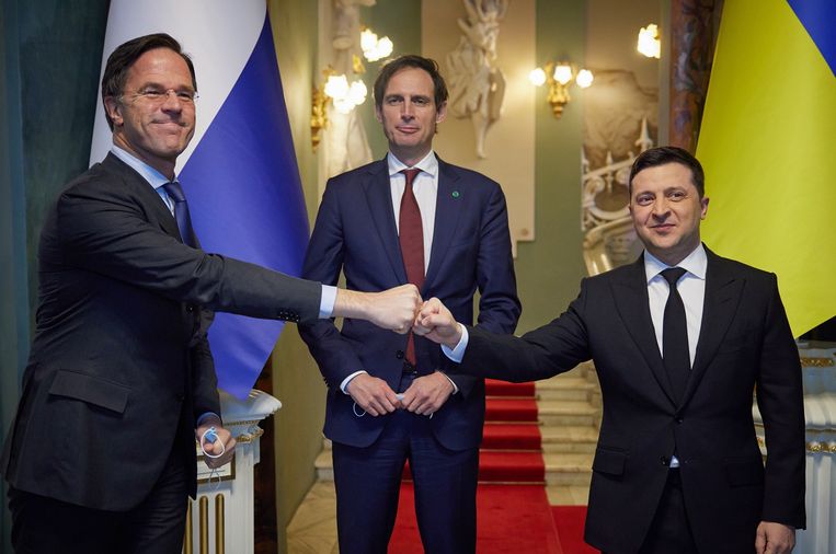 Premier Rutte, minister van Buitenlandse Zaken Hoekstra en de Oekraïense president Zelenski afgelopen dinsdag in Kiev.  Beeld EPA