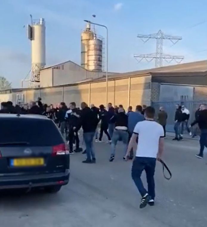Vechtgroepen van Fortuna Sittard en Go Ahead Eagles raakten zondag slaags in Susteren. Ze maakten onder meer gebruik van riemen en kettingen.