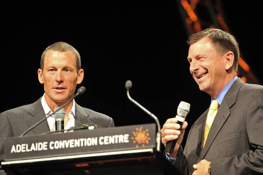 Lance Armstrong (links) met Paul Sherwen.
