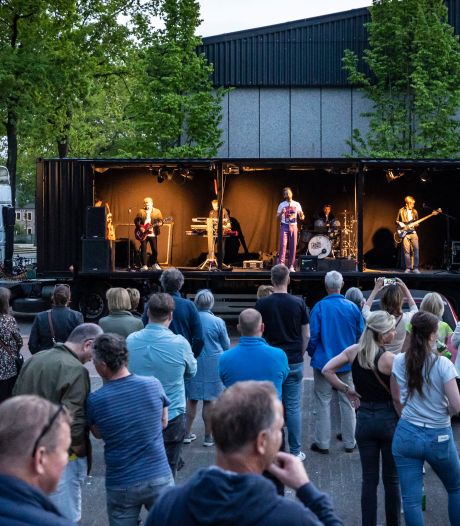 ENorm verrassingsconcert voor Tonnie Buitink op parkeerplaats van Oldenzaalse sporthal 
