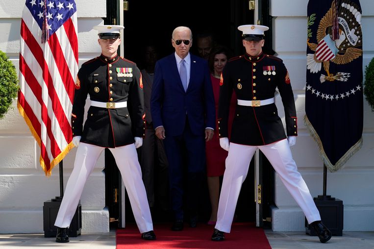 De President Joe Biden walks out to the South Lawn to sign into law H.R. 4346, the CHIPS and Science Act of 2022, at the White House in Washington, Aug. 9, 2022. (AP Photo/Carolyn Kaster, File) Beeld AP