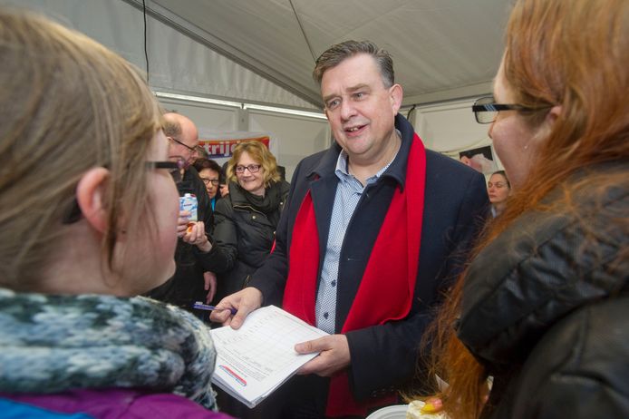 Emile Roemer praat in Borculo met actievoerders en mantelzorgers.