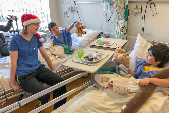 Sabine van Esch deelt kerstattenties uit aan patiënten van het Albert Schweitzer ziekenhuis in Dordrecht.