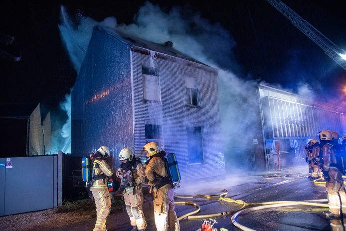 Het vuur verspreidde zich over de drie verdiepingen van de woning.