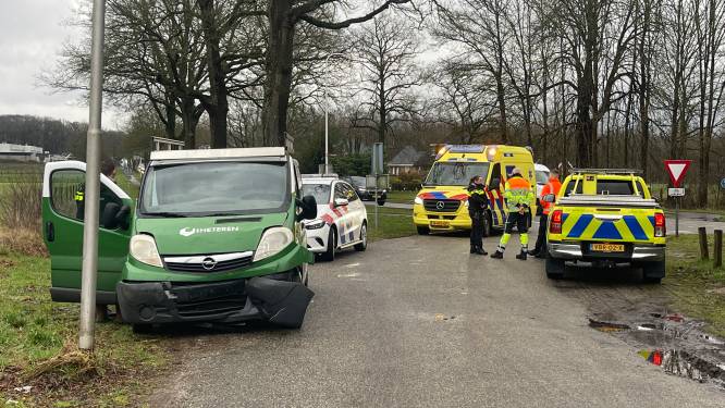 Bedrijfsbus en auto botsen op kruising N35 bij Wierden, voertuigen worden afgesleept