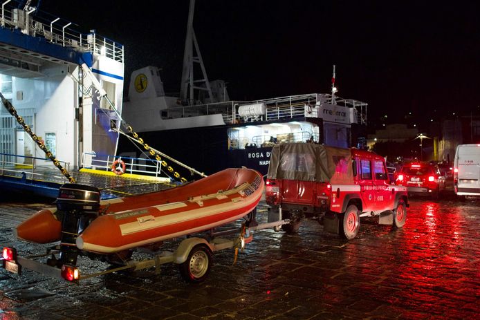 I vigili del fuoco da Napoli arrivano sull'isola di Ischia.