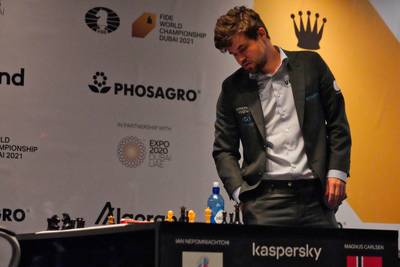 Na elfde match is het zover: Magnus Carlsen verlengt wereldtitel schaken nadat rivaal blunders opstapelt