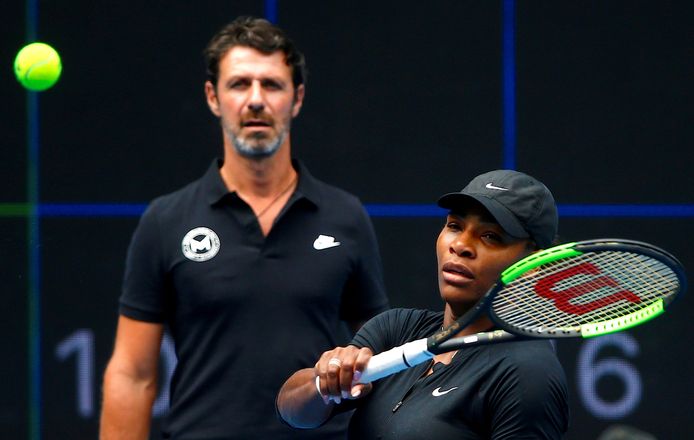 Serena Williams, in de achtergrond coach Patrick Mouratoglou.