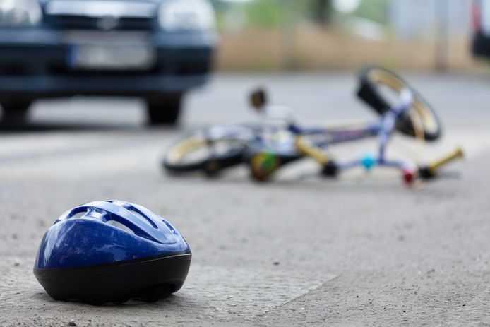 Een 15-jarige fietser is dinsdagochtend gewond geraakt na een aanrijding door een wagen.