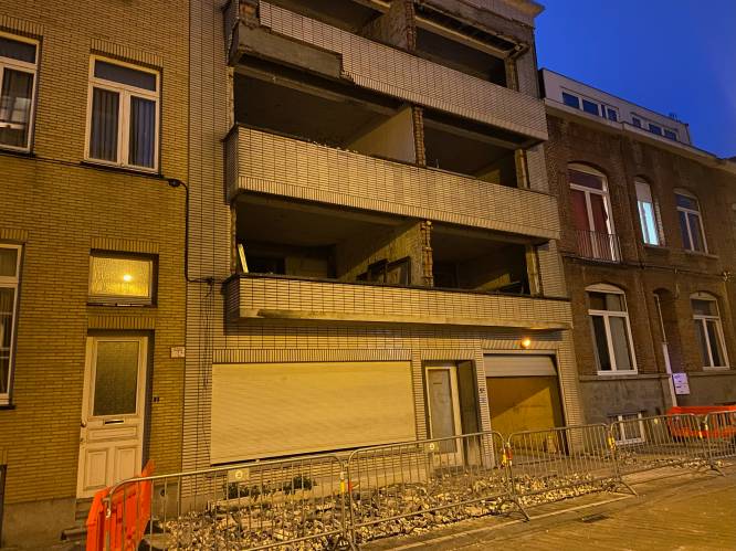 Deel van balkon valt plots op straat in Oostende