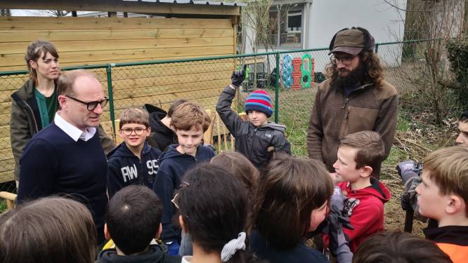 Minister Weyts lanceert ‘De Vlaamse Rand boomt’ met boomplanting op speelplaats De Fonkel
