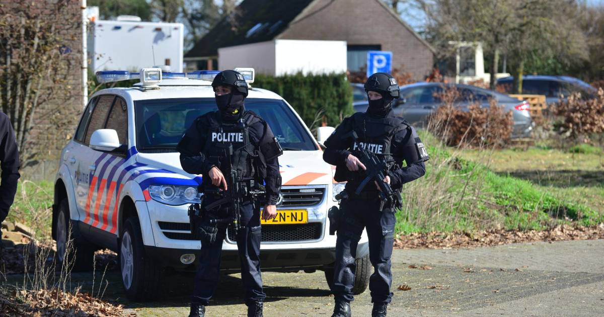 Politie vindt automatisch vuurwapen, twee auto's en duizenden liters drugsafval in amfetaminelab Neerkant.