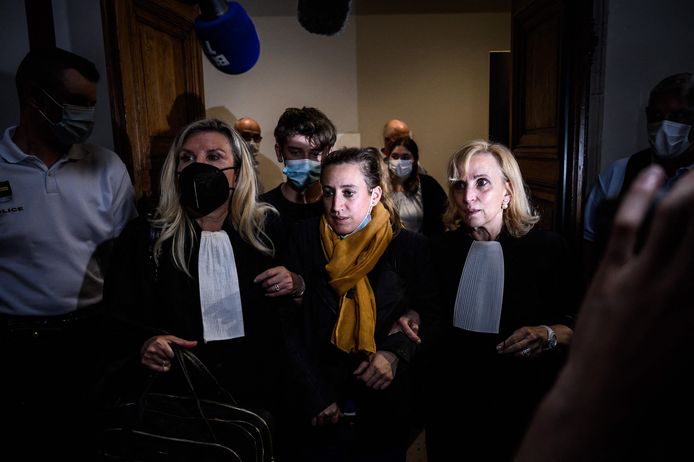 Een opgeluchte Valérie Bacot verlaat met haar advocates de rechtbank.