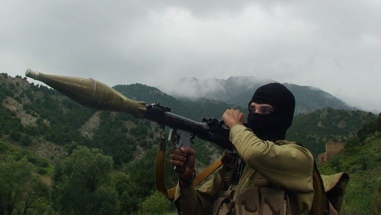 Een talibanstrijder in de Pakistaanse provincie zuid-Waziristan. Foto van begin augustus. Beeld ap