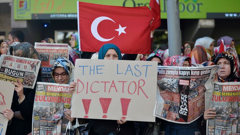 Demonstranten betogen voor meer persvrijheid voor de ingang van het Kanalturk TV-hoofdkantoor in Istanbul. Turkije staat op de 151e plek in de ranglijst van RSF. Beeld epa