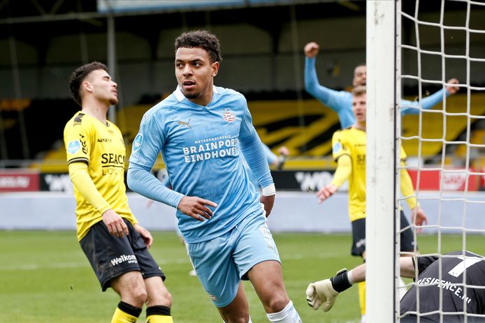Donyell Malen was met een doelpunt en een assist belangrijk voor PSV in Venlo.