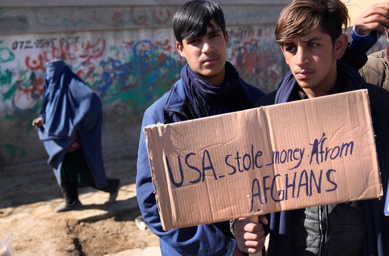 Jonge Afghanen in hoofdstad Kaboel, zaterdag. Beeld AP