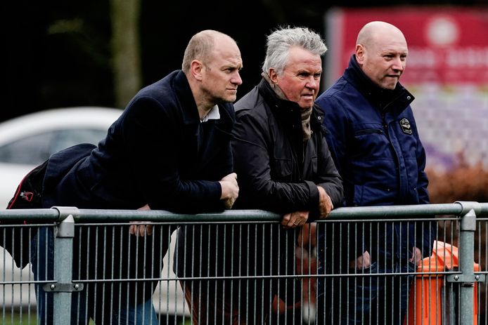 Guus Hiddink (midden) bekijkt de PSV-training.