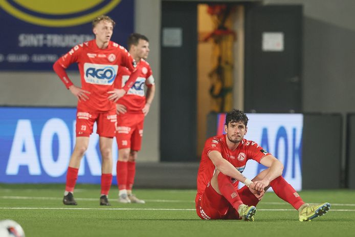 De spelers van KVK zitten in zak en as na de nederlaag op STVV.
