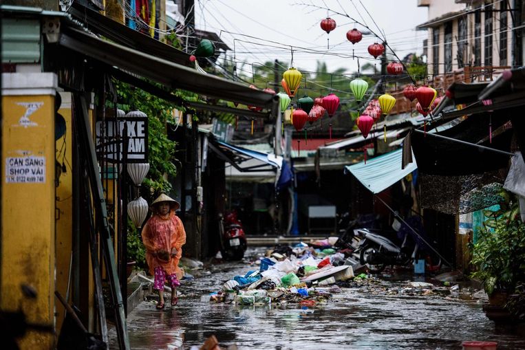 Een vrouw loopt door een straat in Hoi An, Vietnam, die door tyfoon Damrey overstroomde, 8 november 2017. Beeld anp