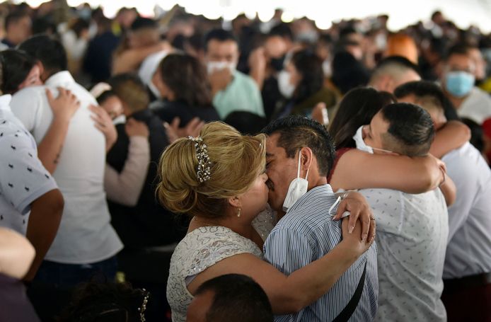 Meer dan 660 koppels zijn op Valentijnsdag in het huwelijksbootje gestapt tijdens een grote collectieve ceremonie in een wijk in Mexico-Stad.