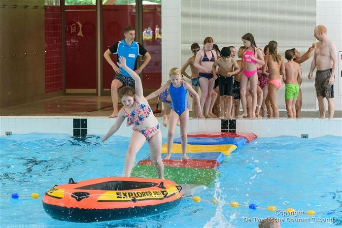 De mattenrace in het Twentebad is een van de hoogtepunten van de Twentebad Sportdagen.