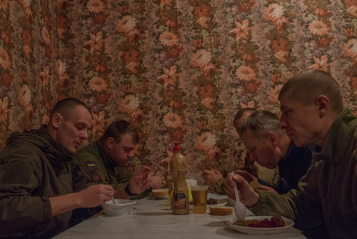 Oekraïense militairen tijdens de lunch in hun basis in de regio Charkiv. Beeld Vincent Haiges