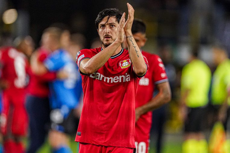 De Iraanse voetballer Sardar Azmoun, dat is pas een echte held