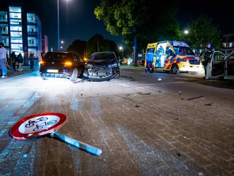 Ongeluk op de Slinge tussen vier auto’s, ook geparkeerde auto’s beschadigd