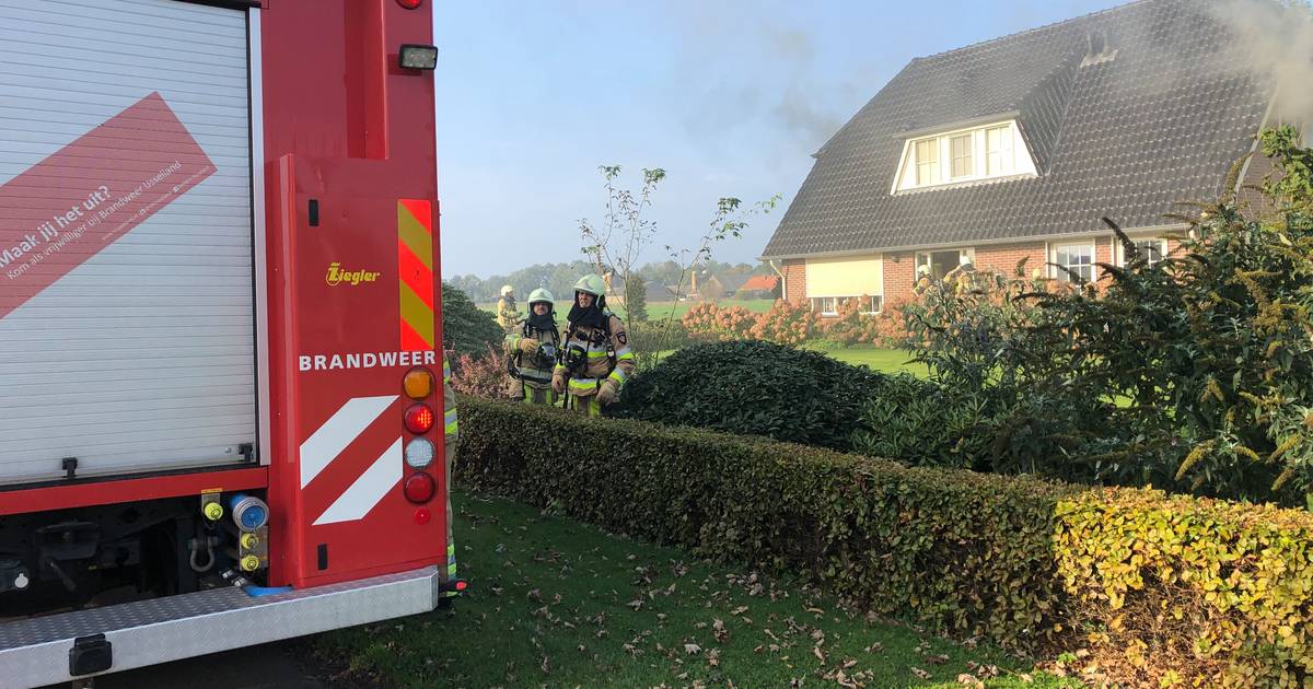 Veel rook bij woningbrand in Beerzerveld, brandweer gooit matrassen uit het raam