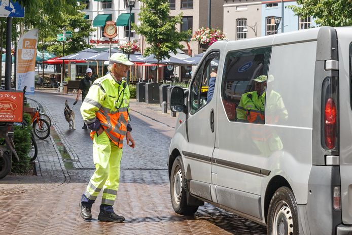 In de binnenstad van Zwolle gelden allerlei maatregelen om verspreiding van het coronavirus tegen te gaan. Woensdag hebben tien Politiekids bezoekers op de richtlijnen gewezen. Daarover is veel ophef ontstaan.