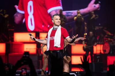 Robbie Williams sprakeloos nadat hij twintig jaar later dezelfde fan uit de menigte haalt